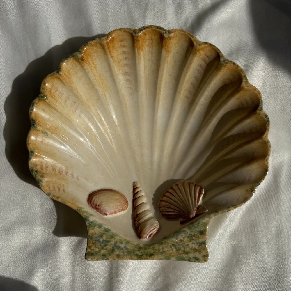 EUC, VIETRI Italy Triton Seashell Shape Bowl Dish, Ceramic, Cream & Sand, 7 in.